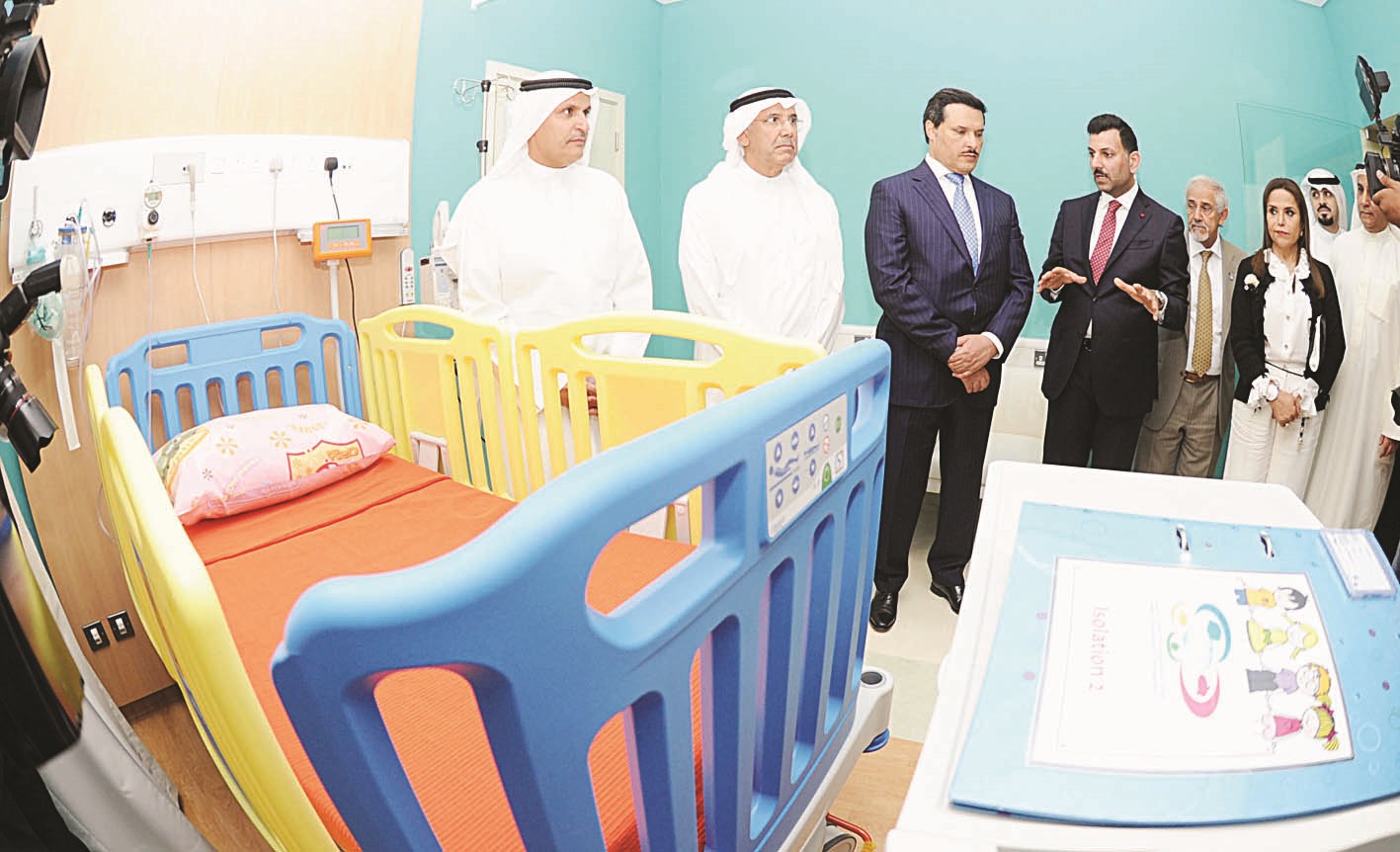 الحربي يستمع إلى شرح عن بعض تجهيزات الوحدة