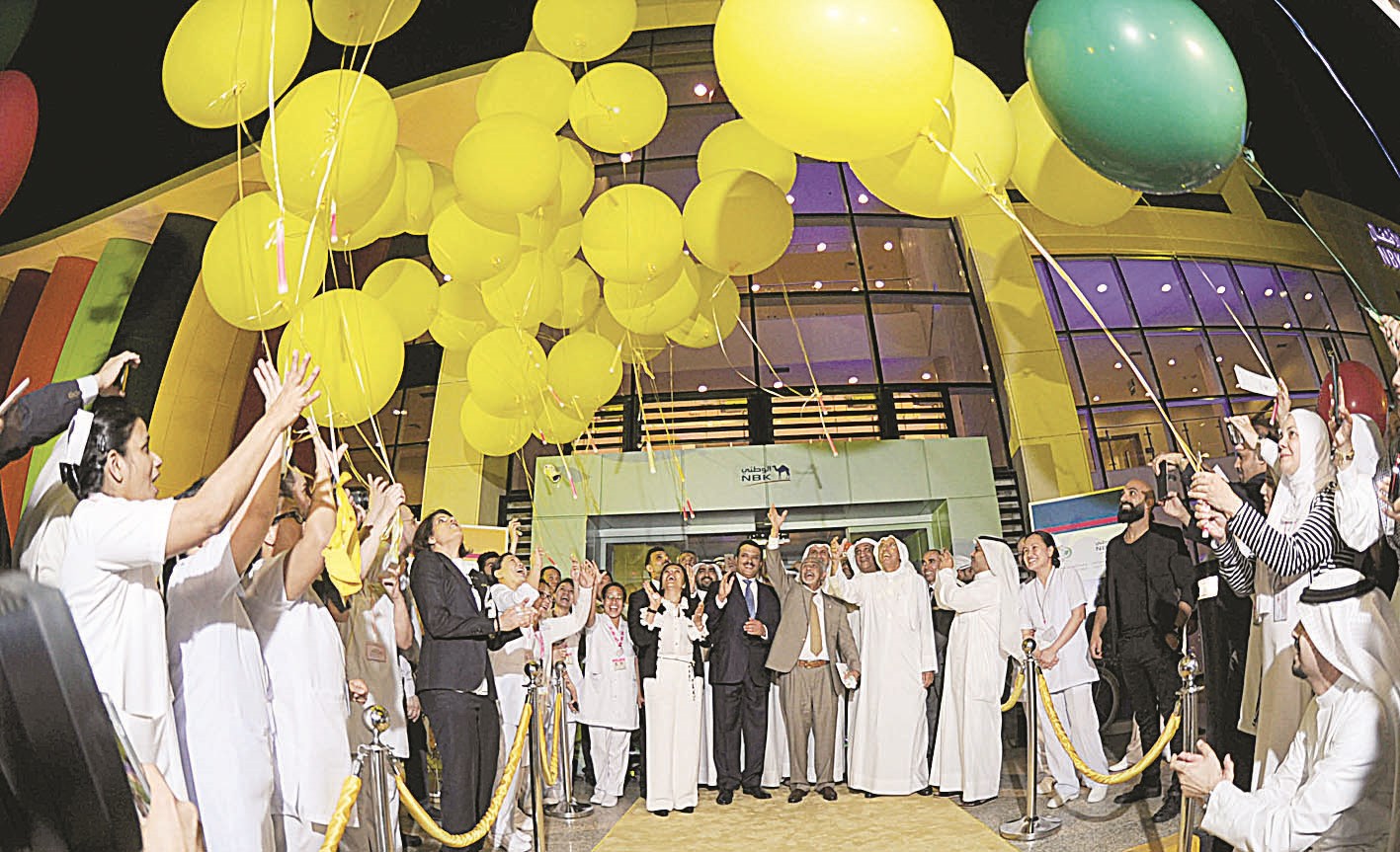 وزير الصحة والحضور يطلقون بالونات في الهواء ابتهاجاً بافتتاح الوحدة