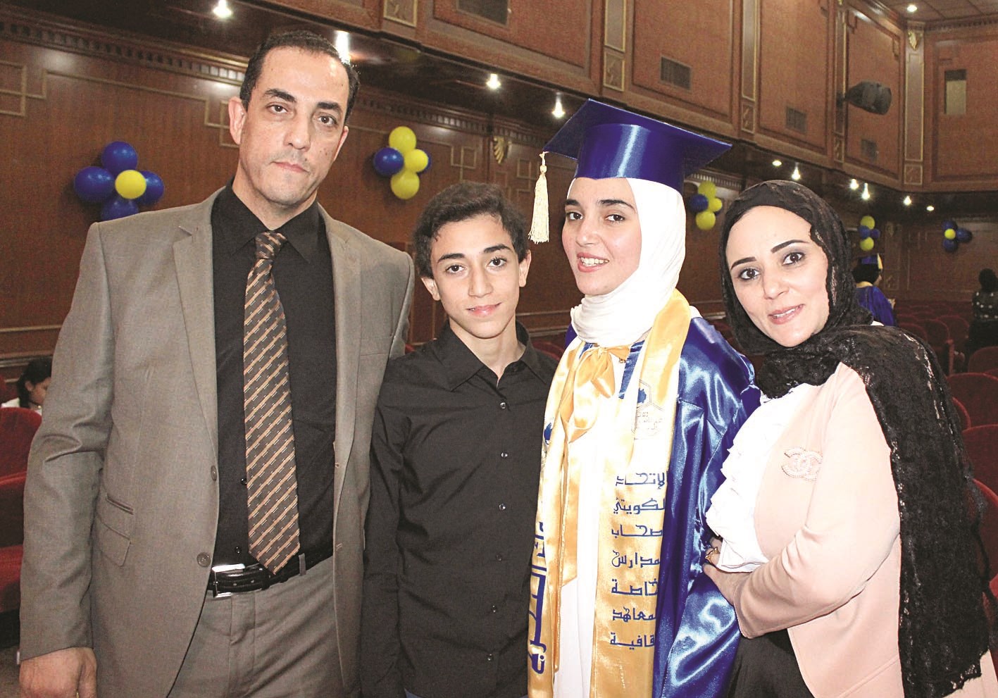 الطالبة الفائقة ندى ياسر سالم مع أسرتها