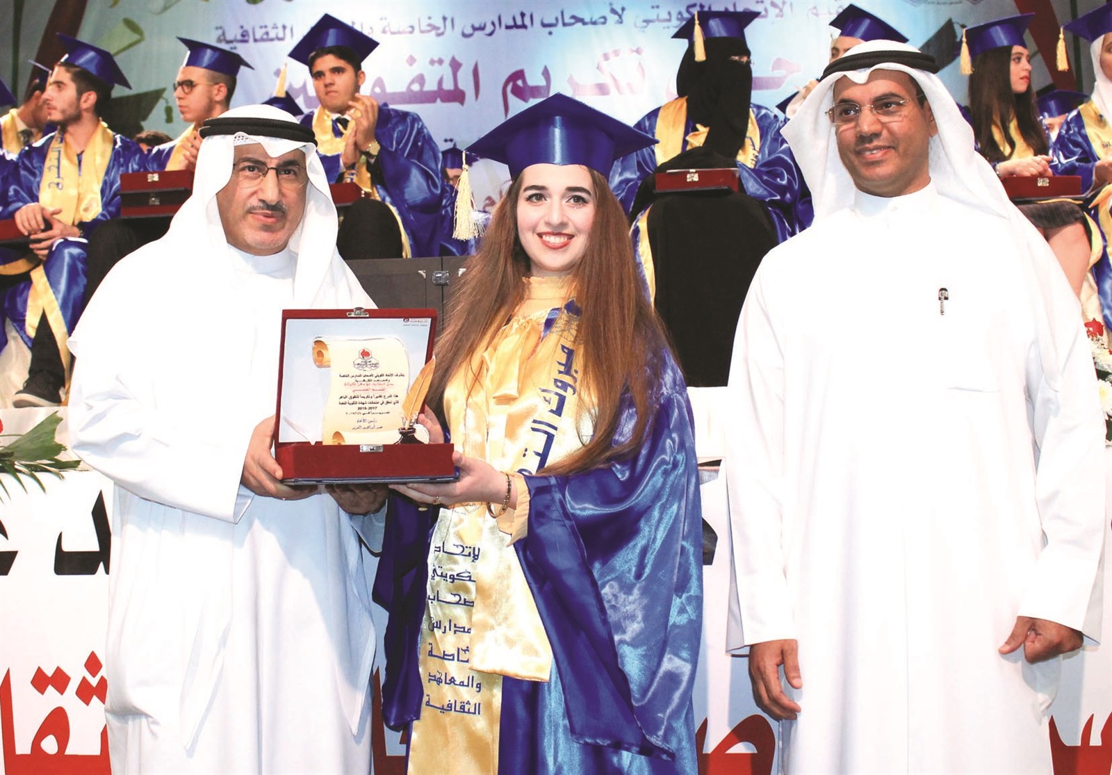 الفارس مكرماً إحدى الفائقات