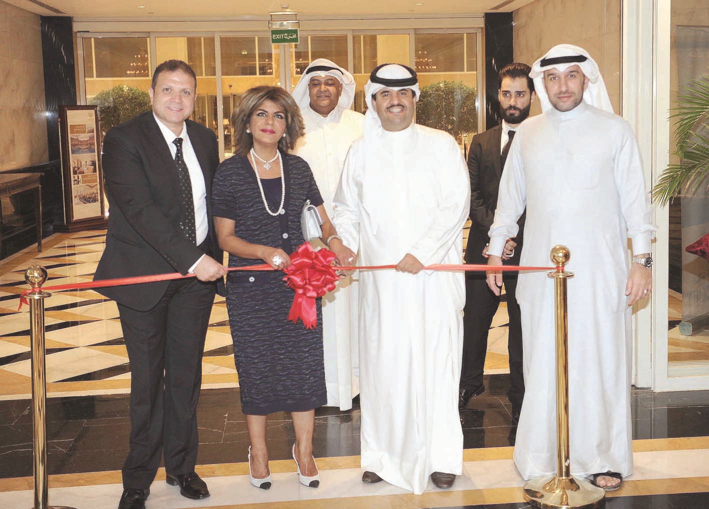 دعيج الخليفة والمحري وجابر يقصون شريط الافتتاح (تصوير طارق عزالدين)