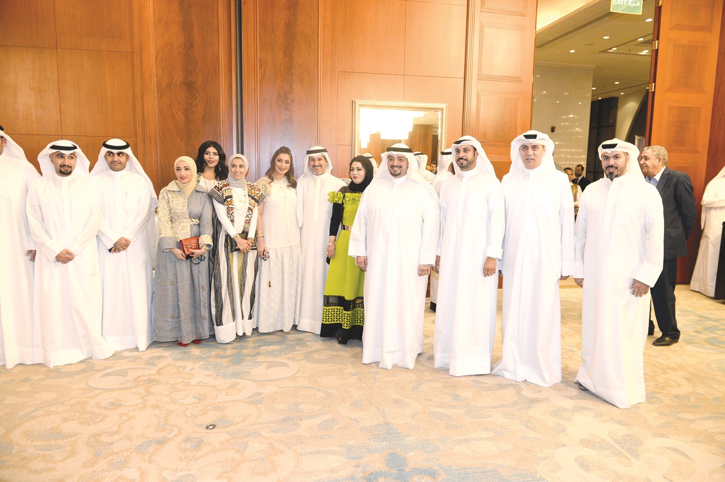 عدد من أعضاء وعضوات الجمعية في لقطة جماعية     (تصوير زكريا عطية)