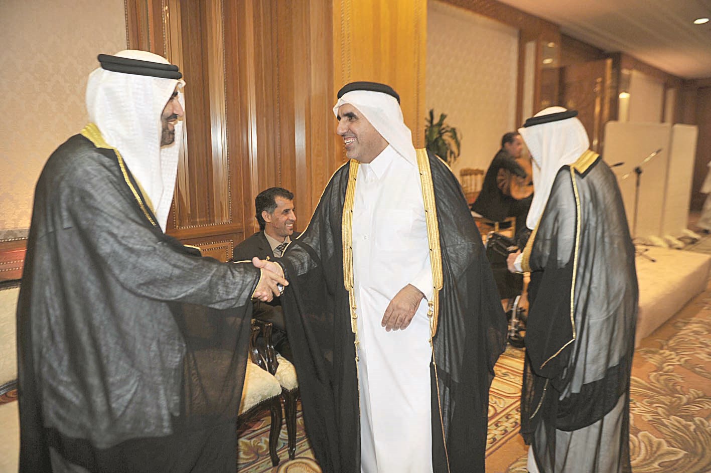 القائم بأعمال قطر لدى الكويت علي المري يصافح السفير الزعابي