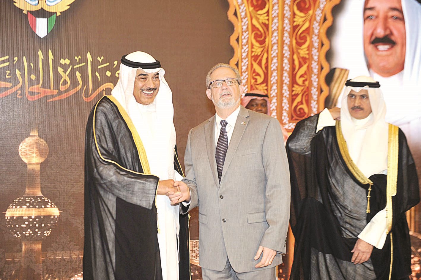السفير الأميركي يقدم التهاني