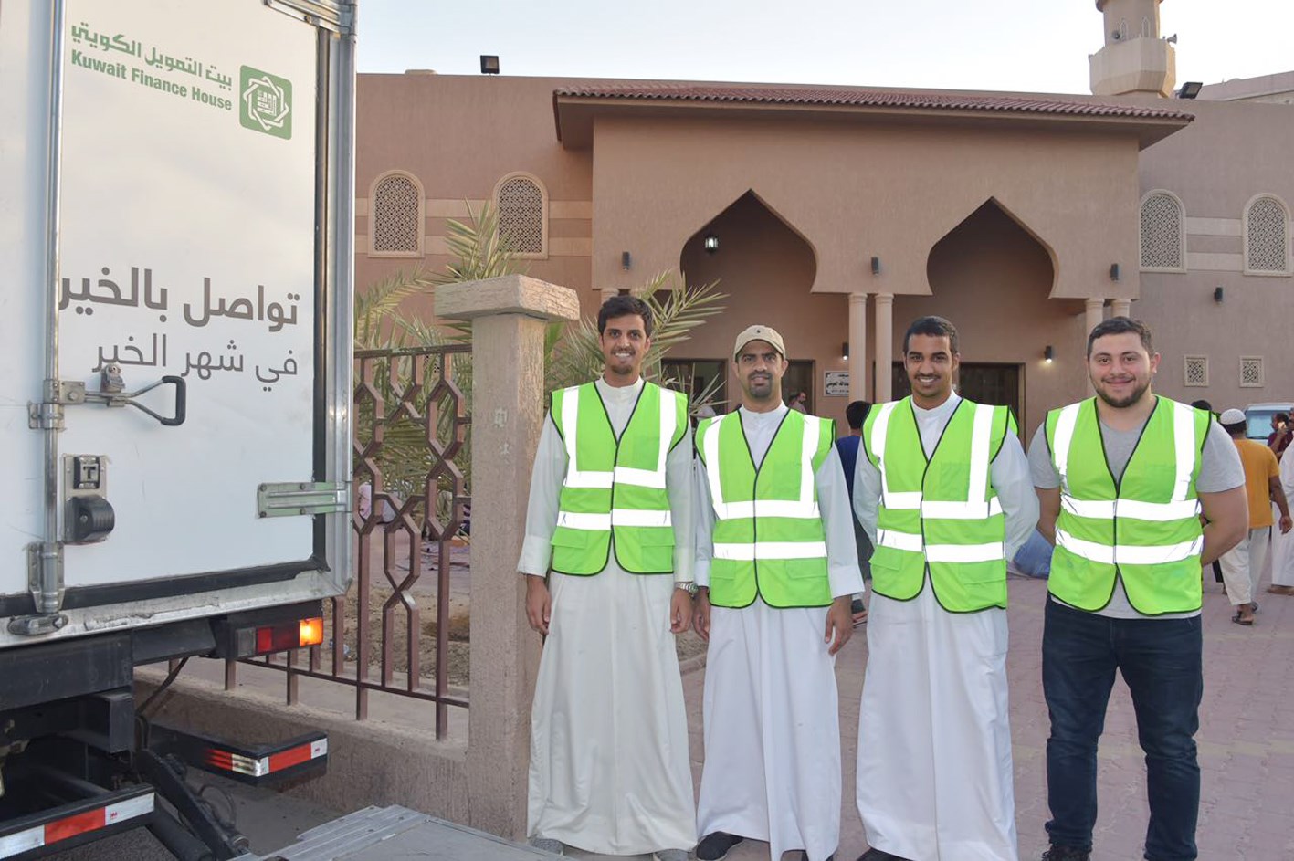 u062au0648u0632u064au0639 u0648u062cu0628u0627u062a u0627u0644u0625u0641u0637u0627u0631 u0641u064a u0645u0633u062cu062f u0641u0627u0637u0645u0629 u0627u0644u0639u0648u0636u064a