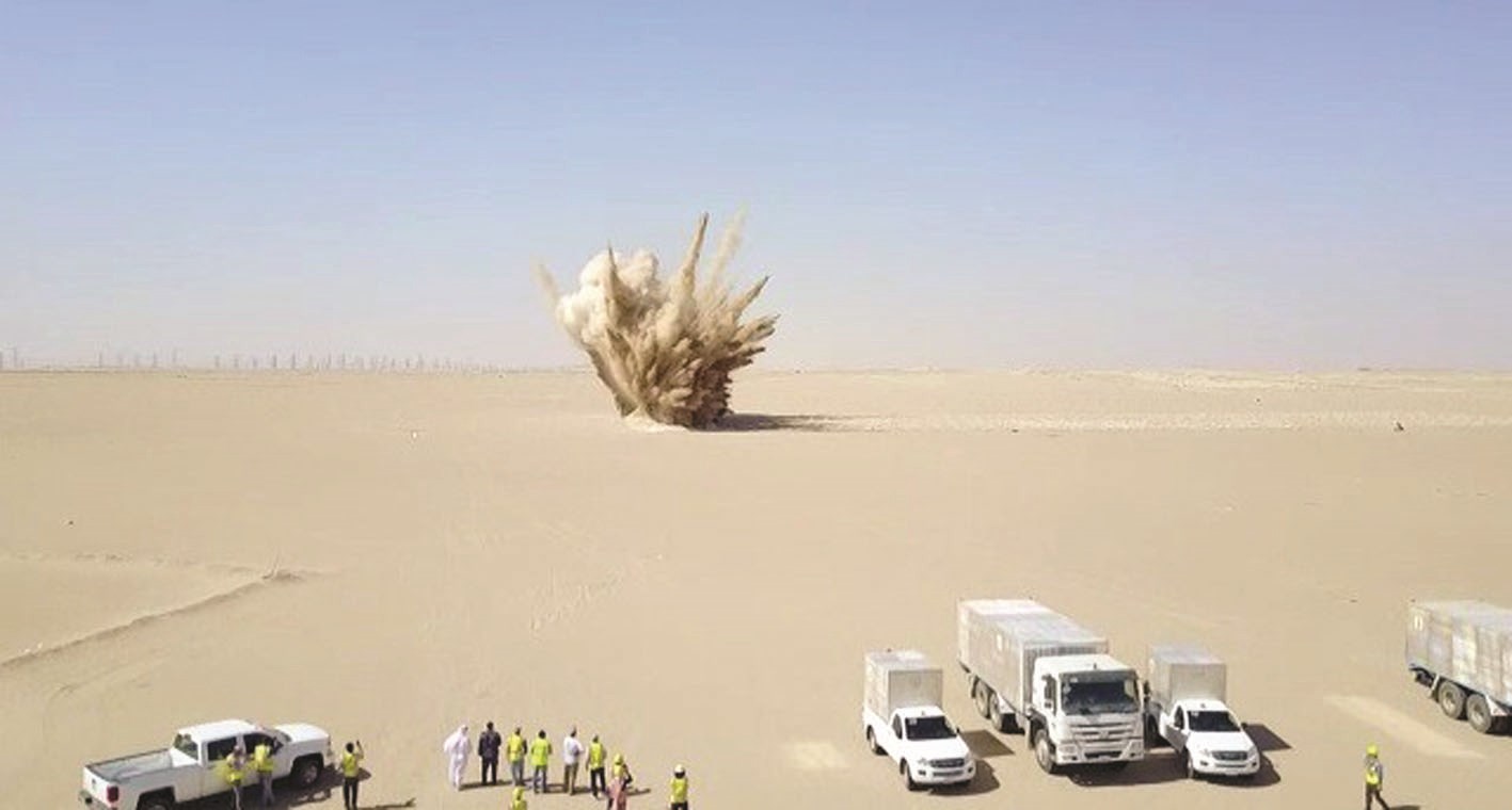 مهندسو وعمال المقاول المنفّذ يتابعون أحد التفجيرات