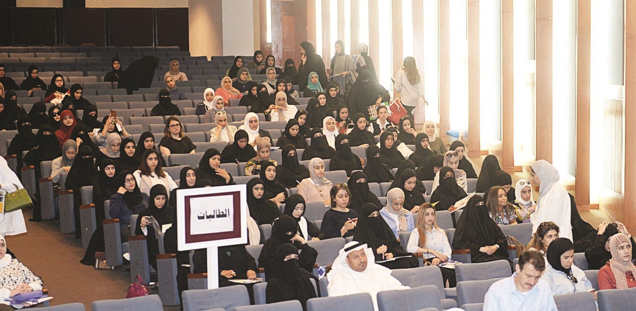 الطلبة يستمعون للتوجيهات