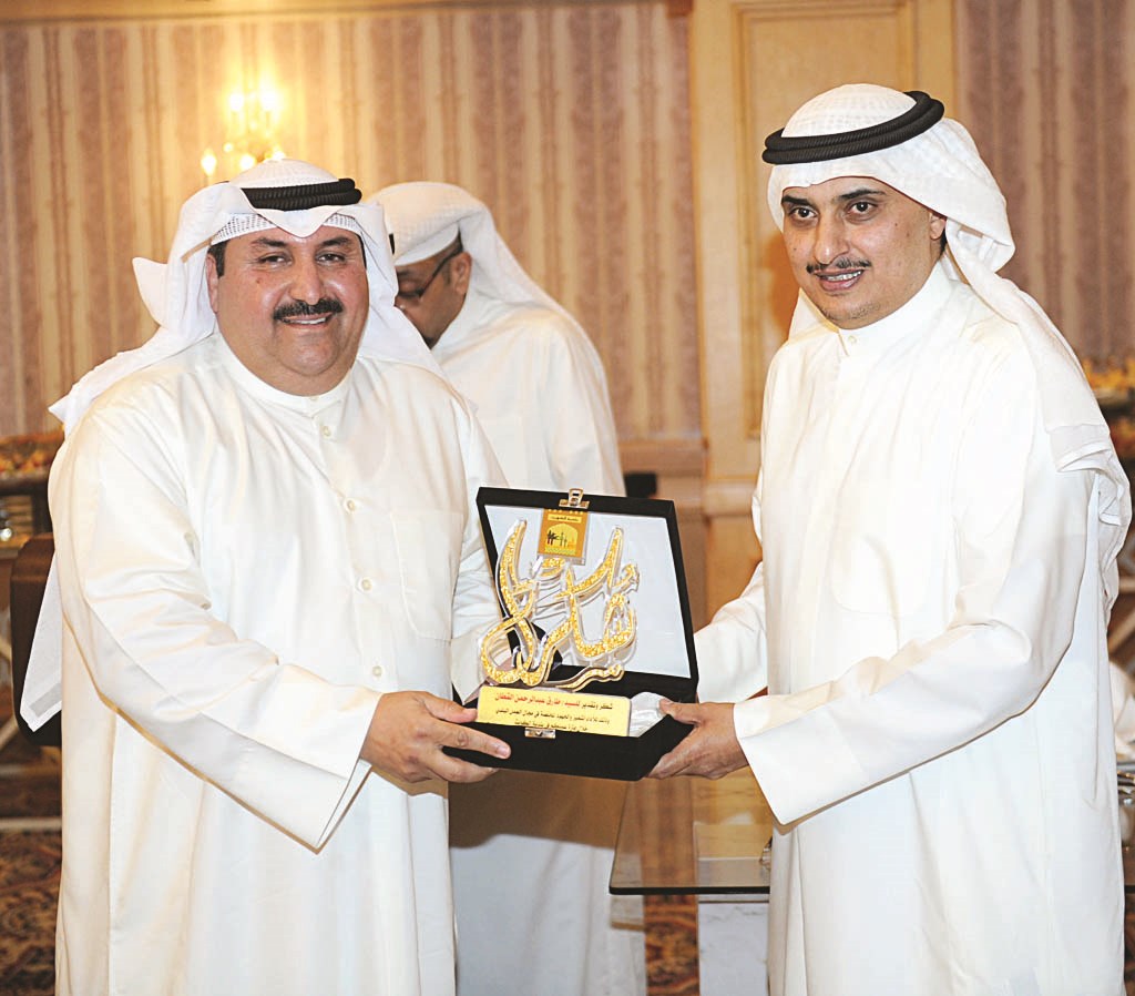 ... ويكرم موظفاً