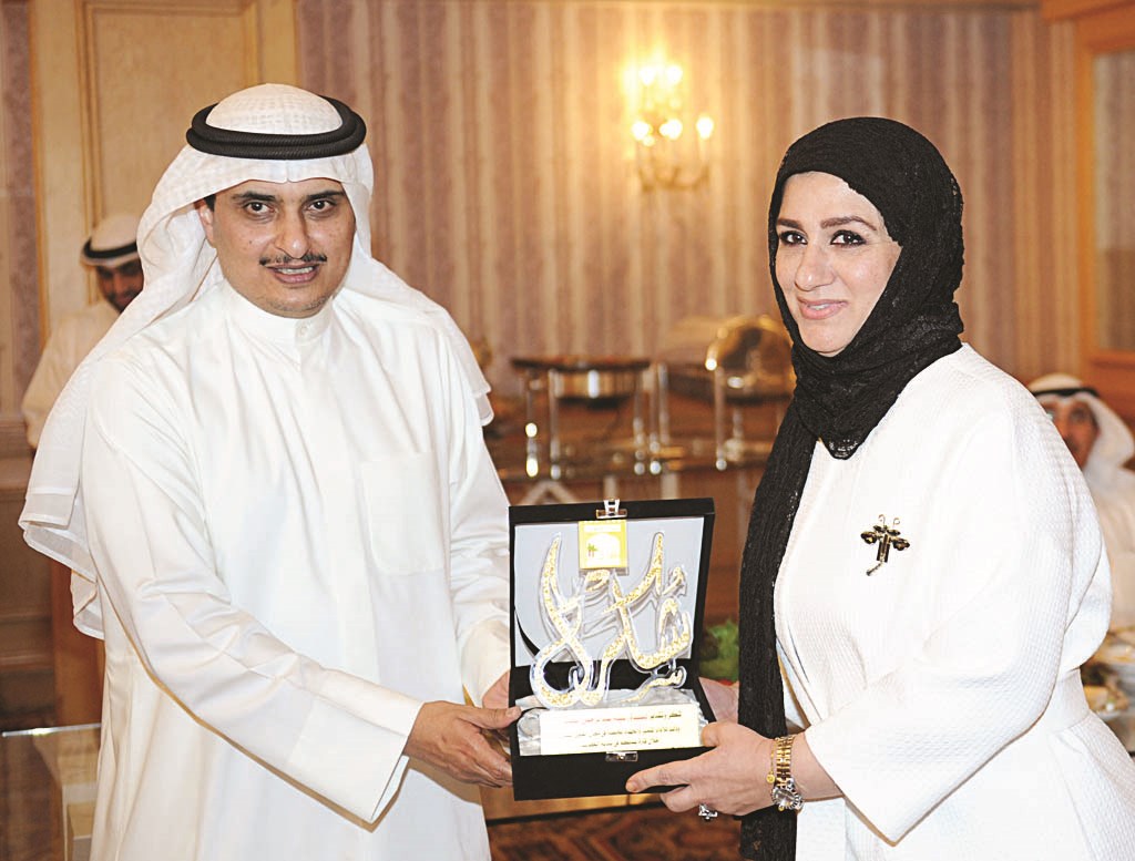 ...وإحدى الموظفات