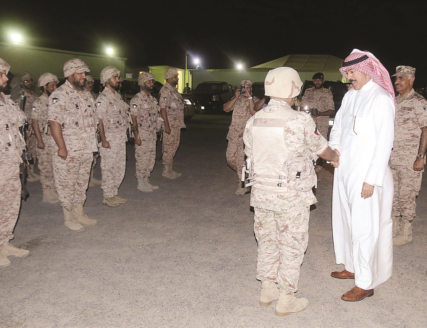 حرص على مصافحة أفراد القوة