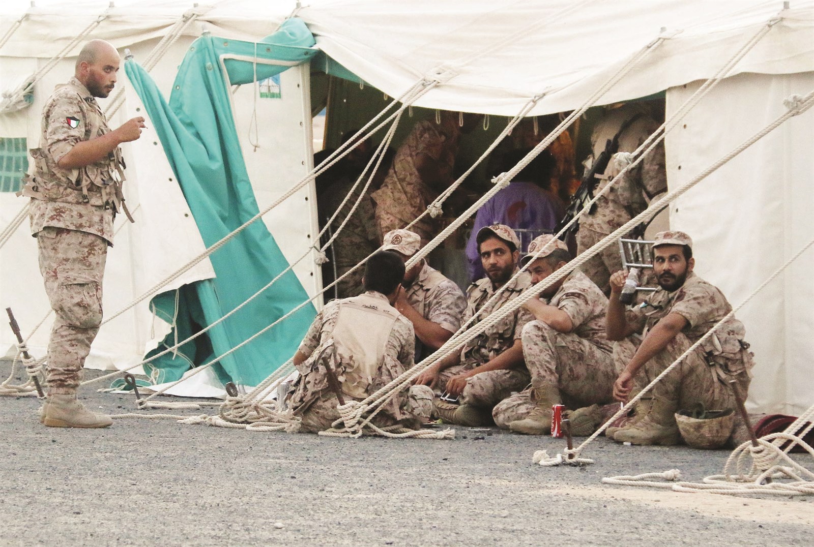 أفراد من القوة بعد تناول الإفطار