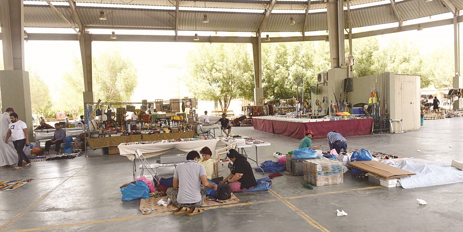 السوق خالٍ إلا من البائعين (تصوير زكريا عطية)