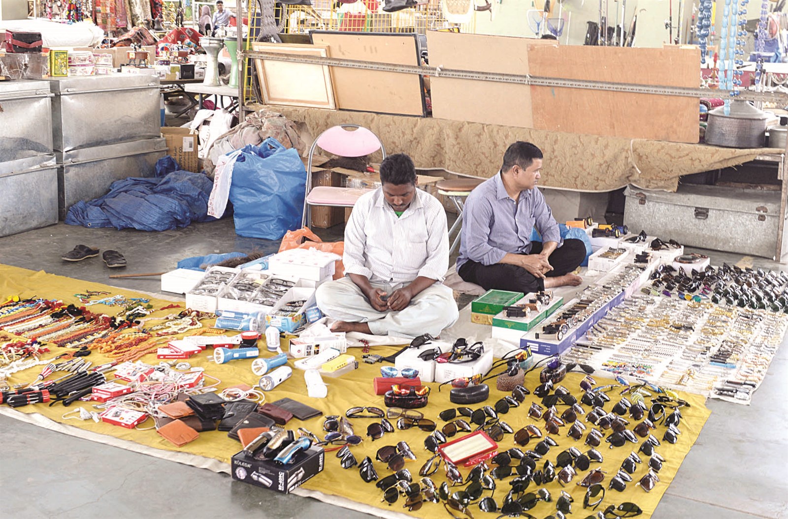 بائعان بلا زبائن