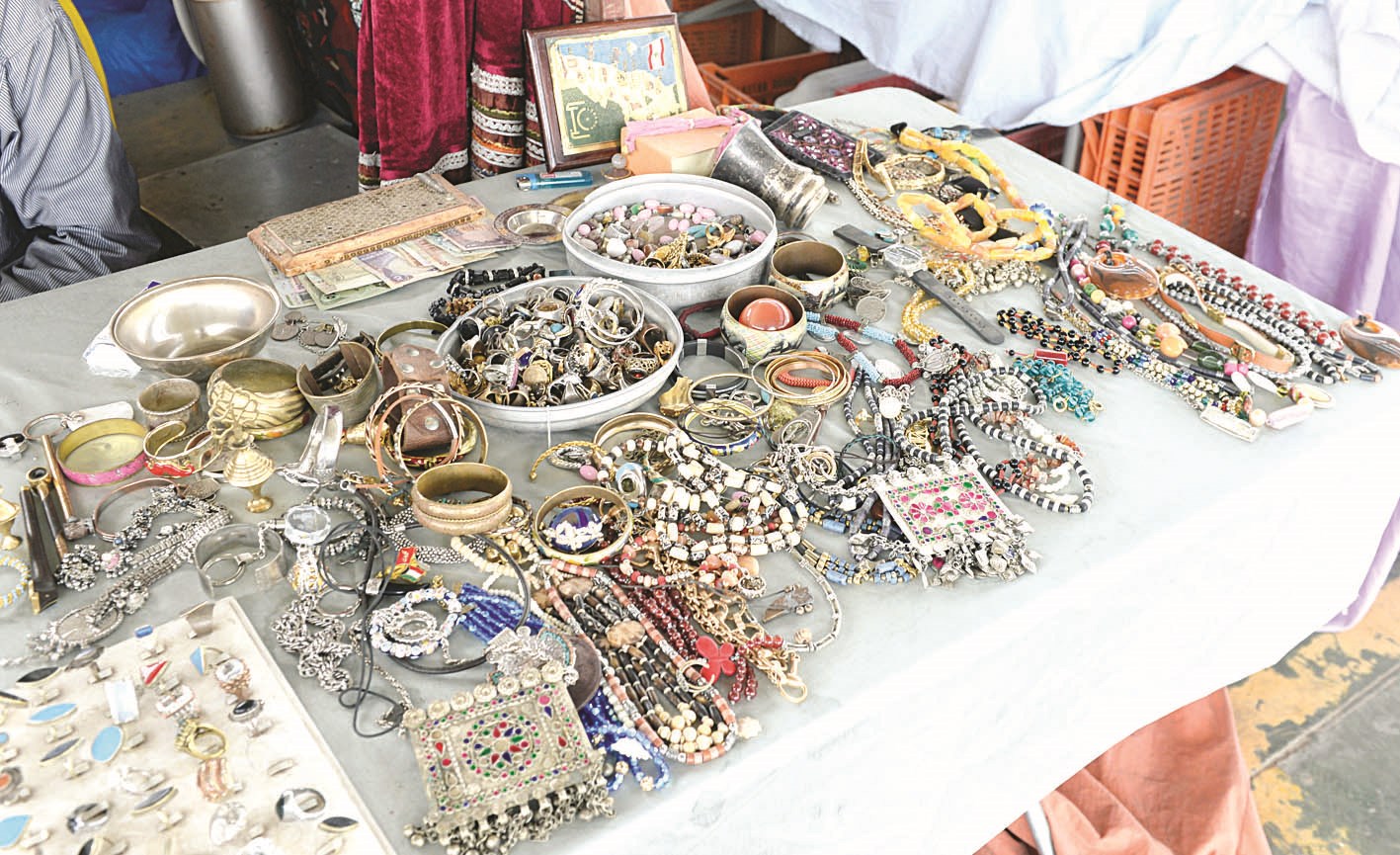 ... من يشتري؟