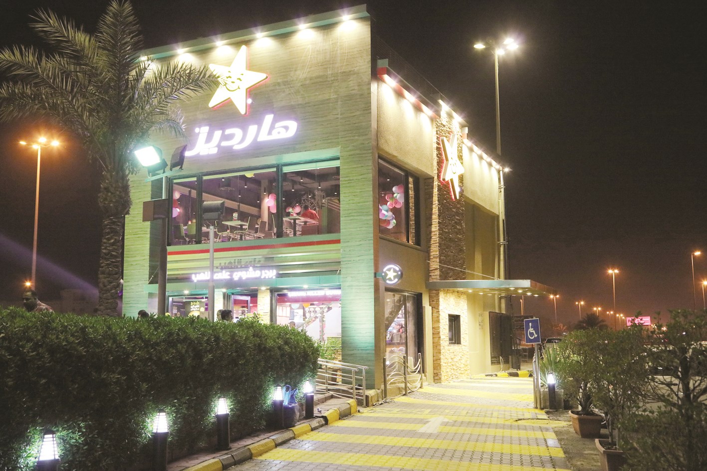 أضواء «هارديز»... تسطع