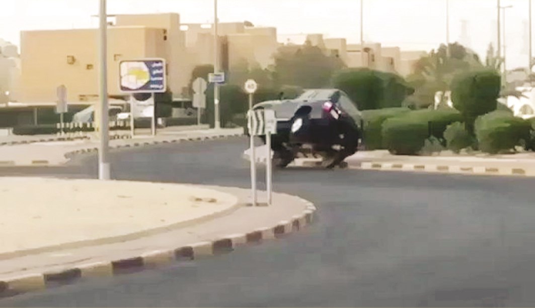 مستهتر يمارس مهارة «الشل» على الدوار