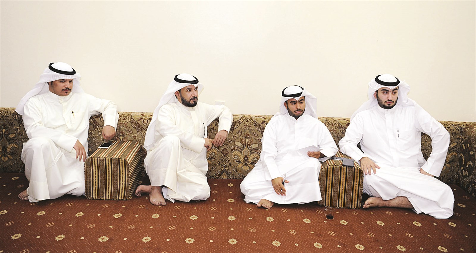 الزميل مبارك الميع يتوسط عدداً من رواد الديوانية (تصوير طارق عزالدين)