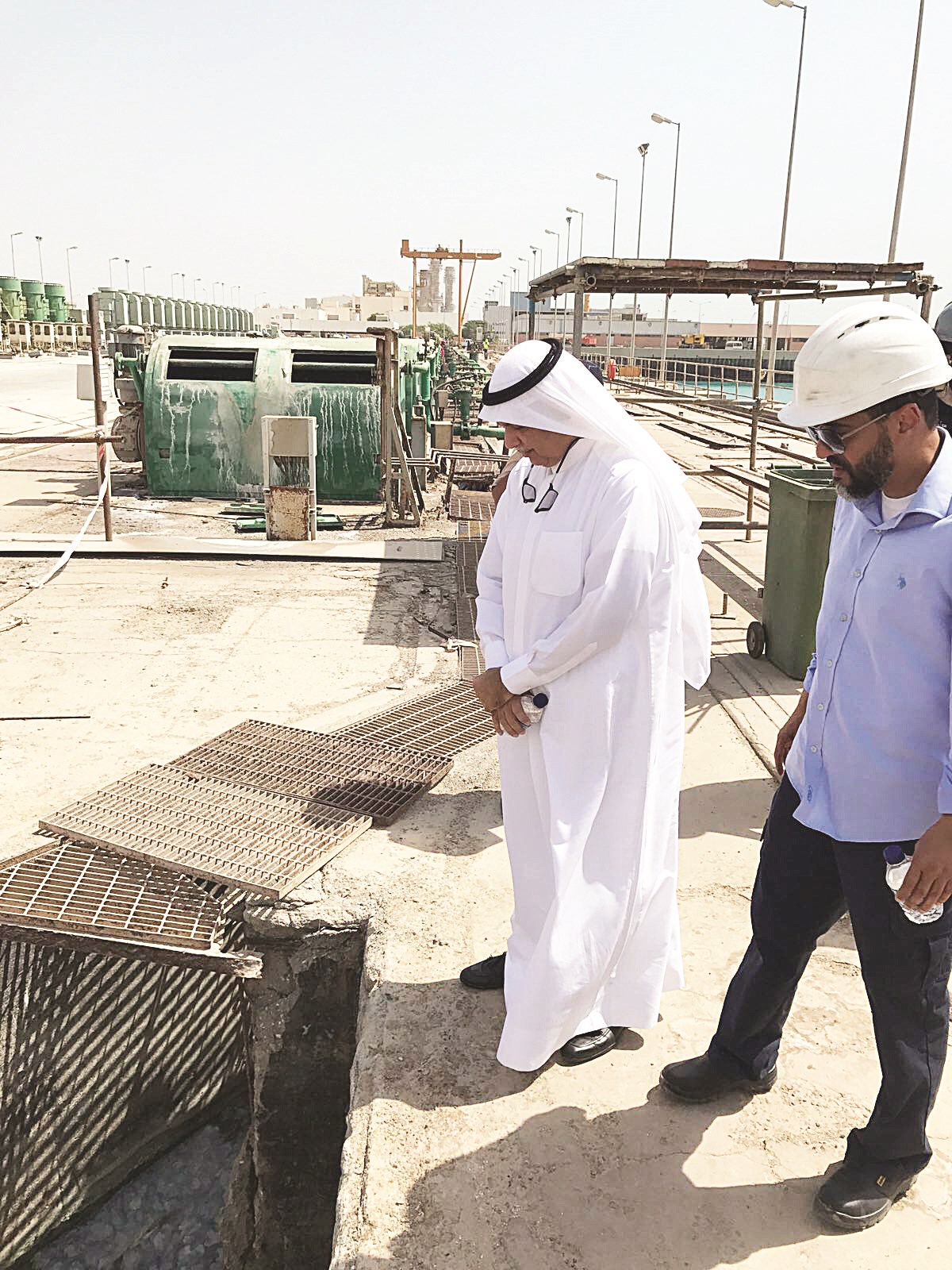 العون يتابع عملية انتشال قناديل البحر من شباك محطة الزور