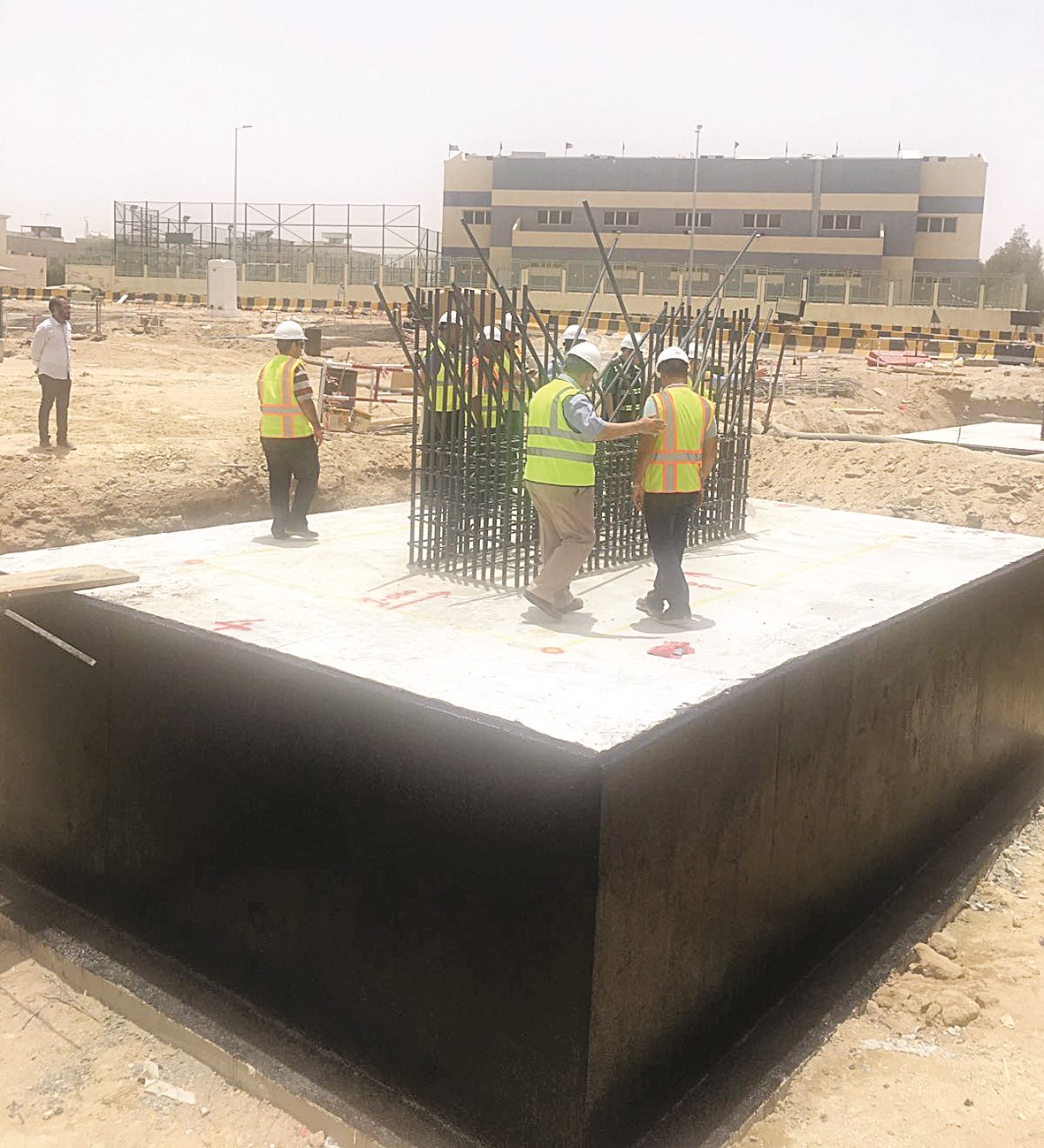 جانب من أحد مشاريع الطرق التي تنفذها وزارة الأشغال