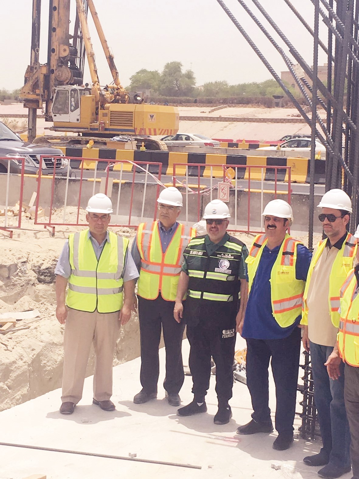 ...ومع مجموعة من العاملين في أحد المشاريع التي تفقدها أمس