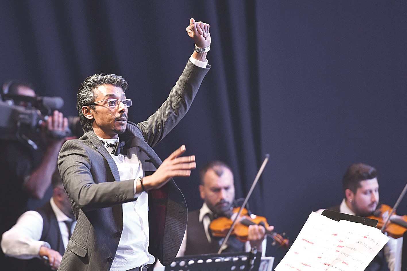 المايسترو راشد النويشير أبدع في إعادة توزيع أغاني الافتتاح