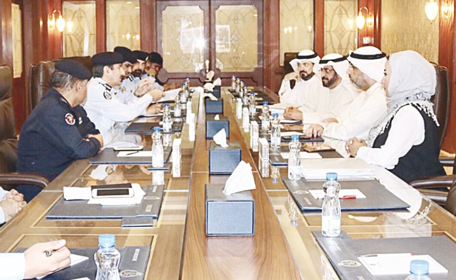 u062cu0627u0646u0628 u0645u0646 u0627u0644u0627u062cu062au0645u0627u0639 u0628u064au0646 u00abu0627u0644u0625u0637u0641u0627u0621u00bb u0648u00bbu0627u0644u0628u064au0626u0629u00bb