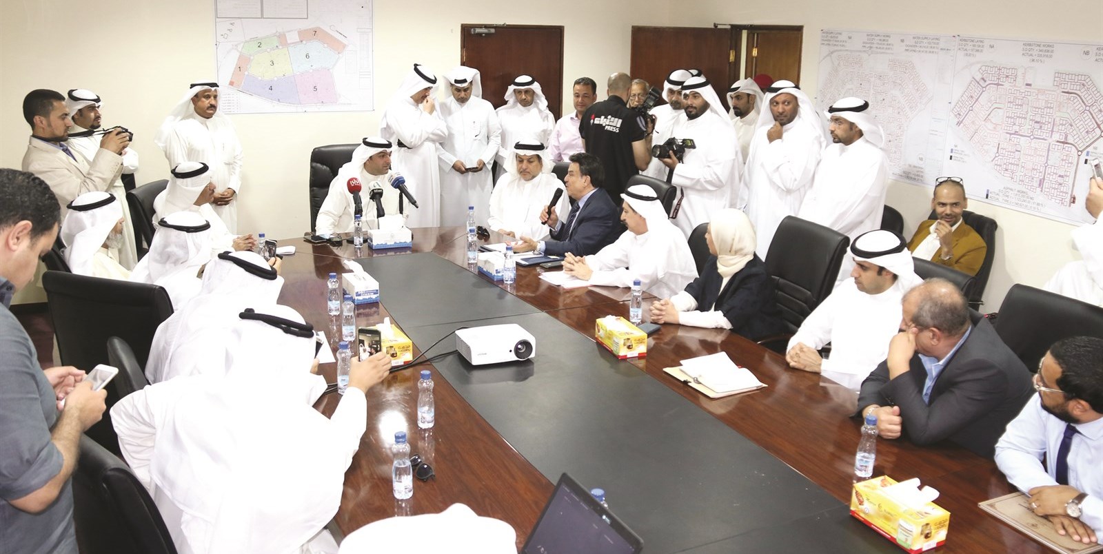 وزير الإسكان يستمع لشرح من مقاول المشروع