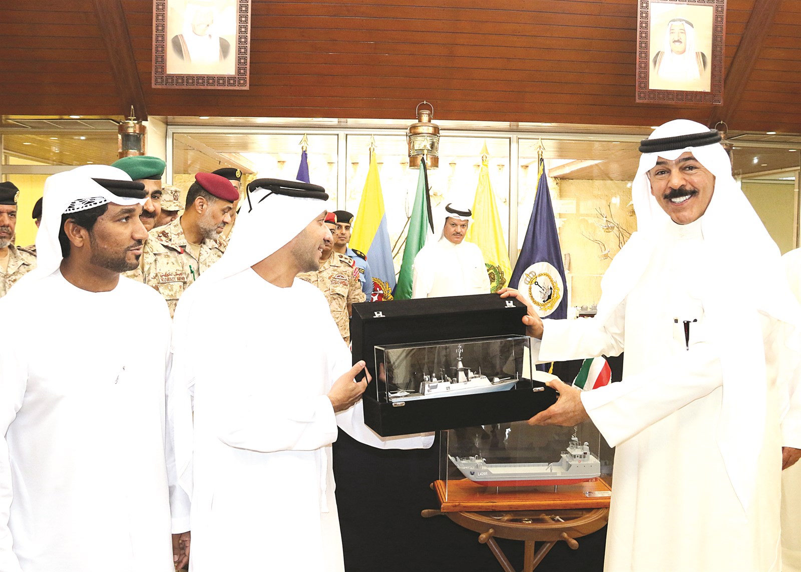 الخالد يكرم الشركة المصنّعة للسفينة