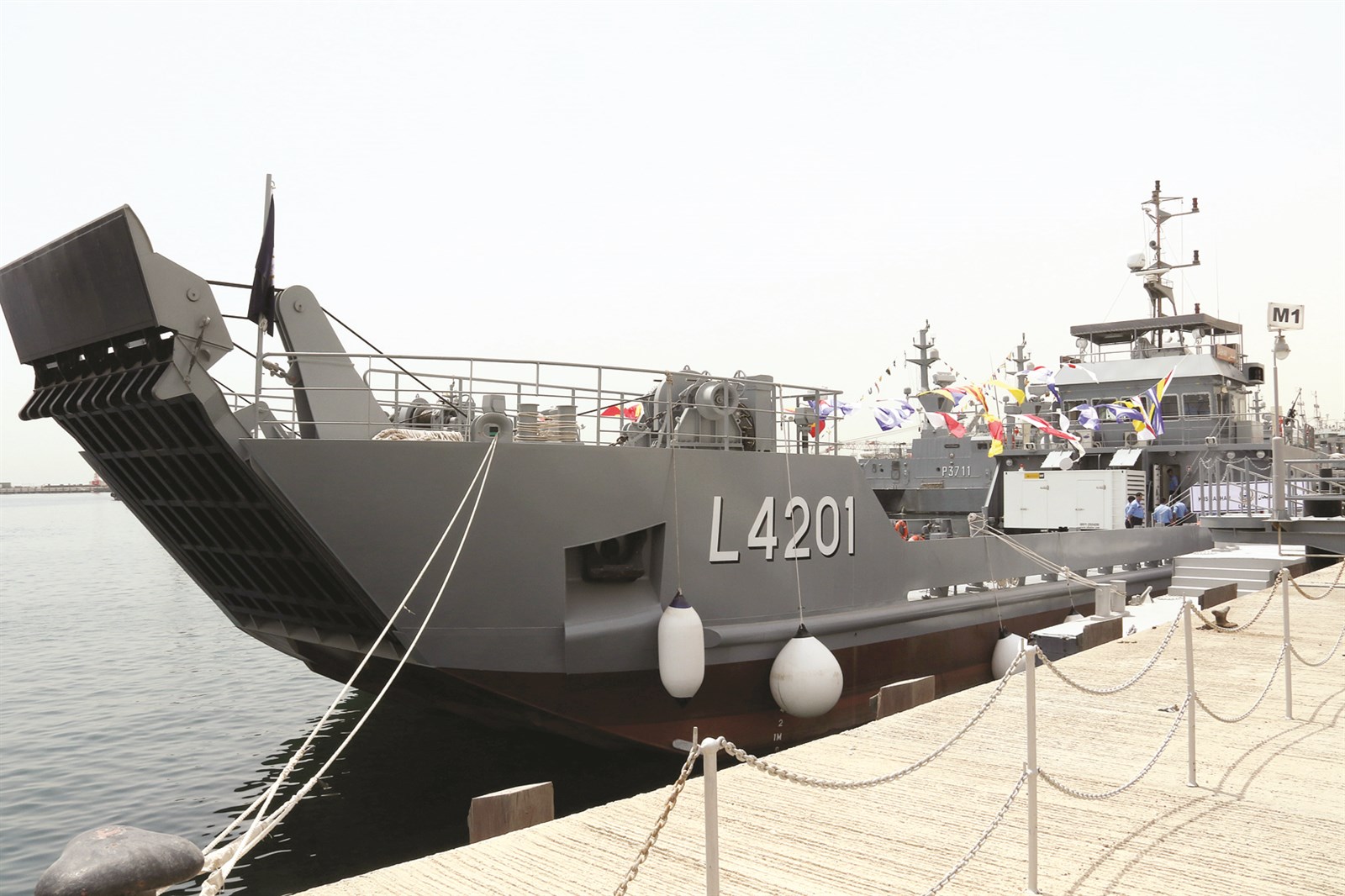 «صبحان» سفينة الإمداد والنقل الجديدة للقوة البحرية (تصوير أسعد عبدالله)