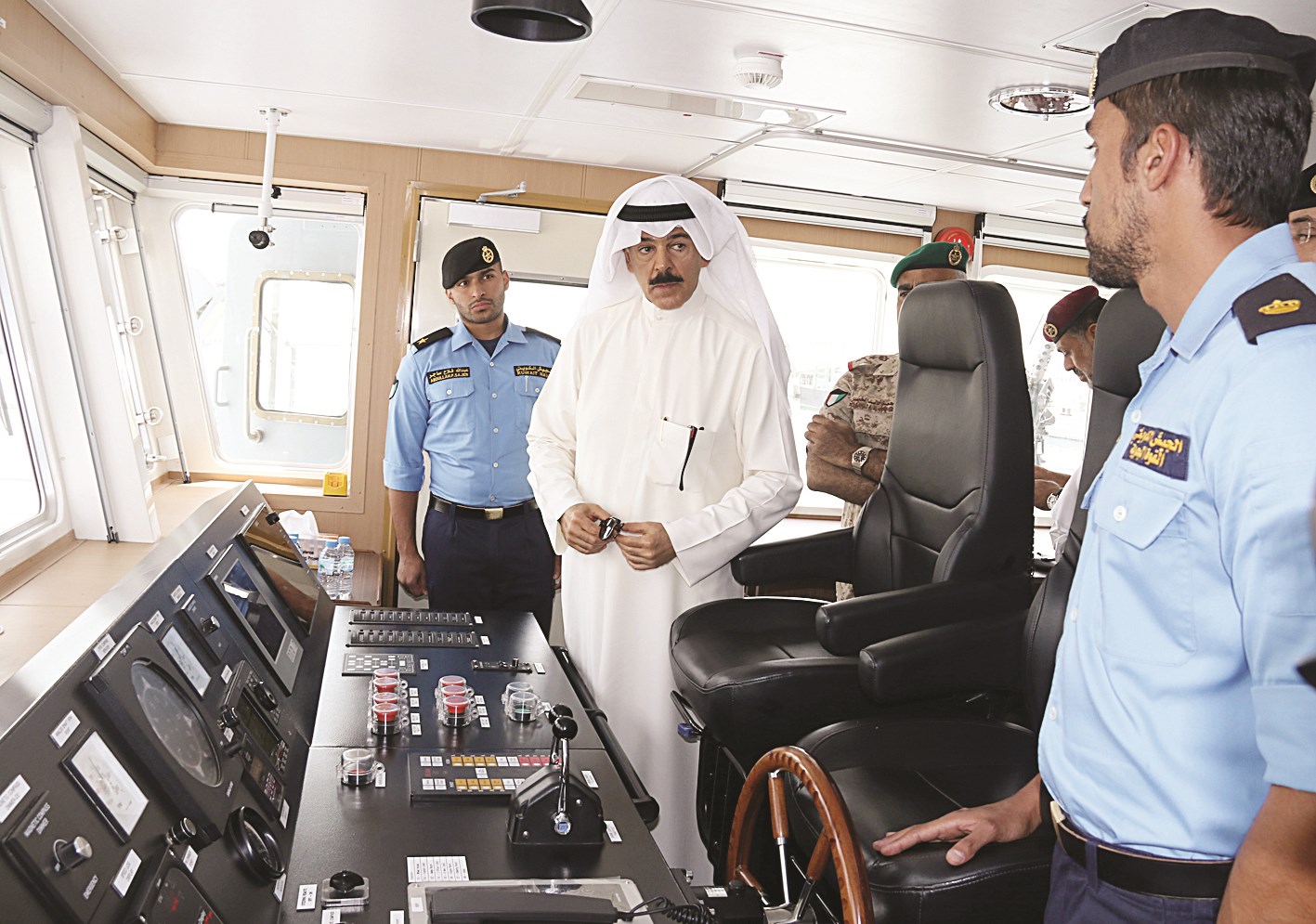 الخالد يتفقد كبينة القيادة في السفينة الجديدة «صبحان»