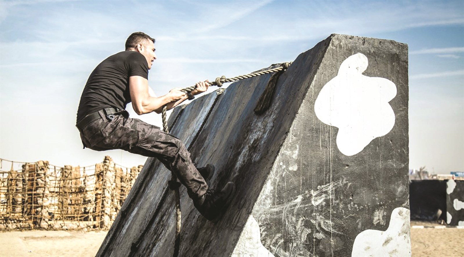 u0623u062du0645u062f u0639u0632 u0641u064a u0645u0634u0647u062f u0645u0646 u00abu0627u0644u062eu0644u064au0629u00bb