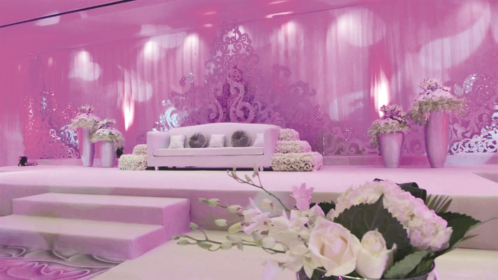 التفاخر في حفلات الزفاف يتجلى في حجز الصالات وفخامة «كوشة» العروس