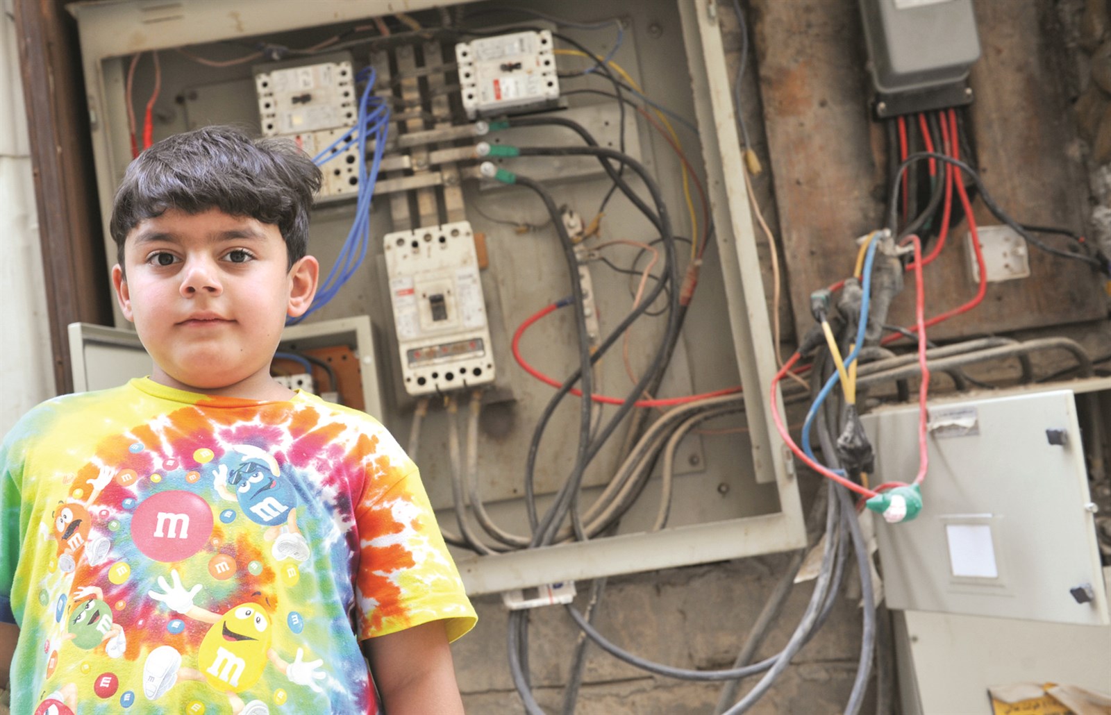 u0637u0641u0644 u0625u0644u0649 u062cu0627u0646u0628 u0645u062du0648u0644 u0643u0647u0631u0628u0627u0621 u0639u0627u0631u064a u0627u0644u0623u0633u0644u0627u0643