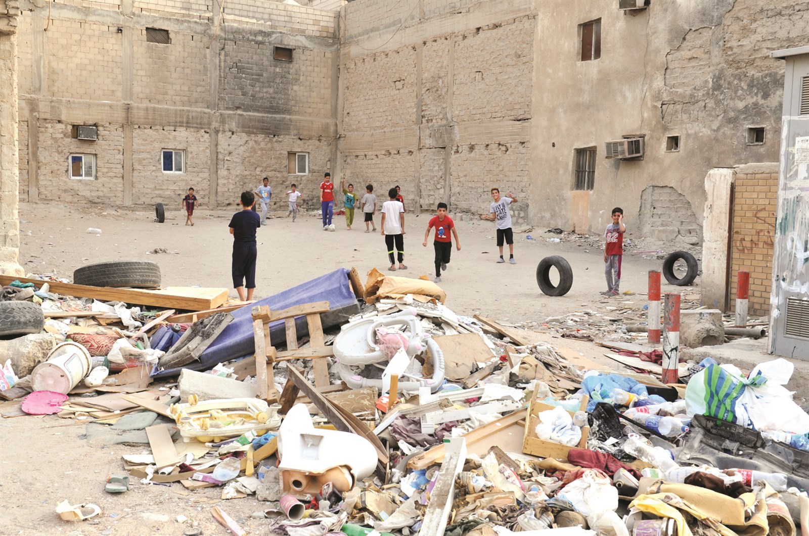 لعب الكرة ترويح للأطفال هرباً من المساكن