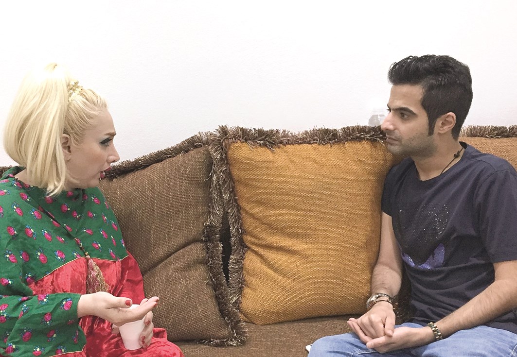 ميس قمر تتحدث إلى الزميل حمود العنزي