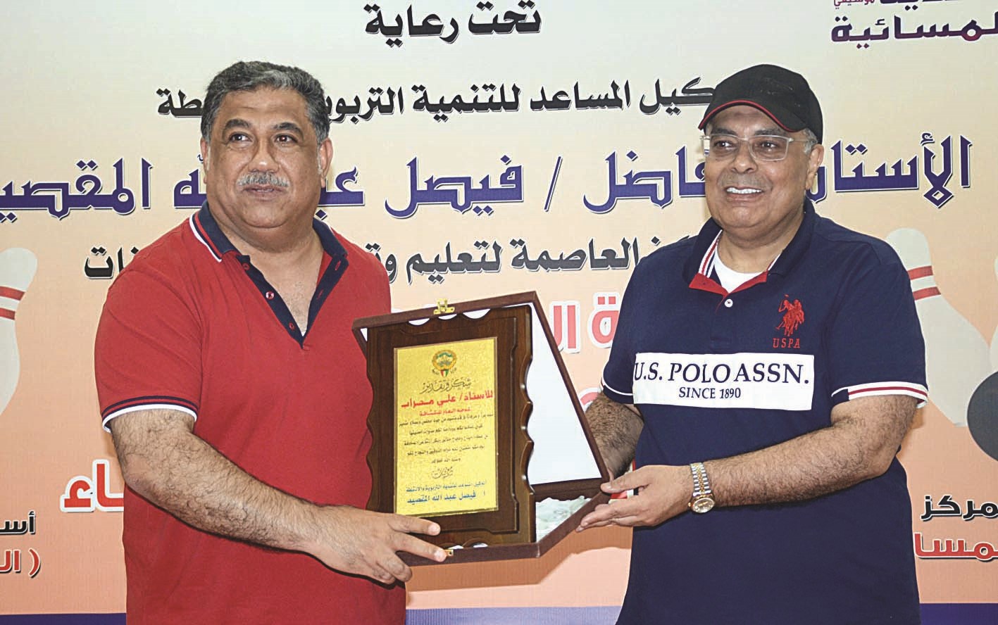 ...ويهدي علي محراب درعاً تذكارية