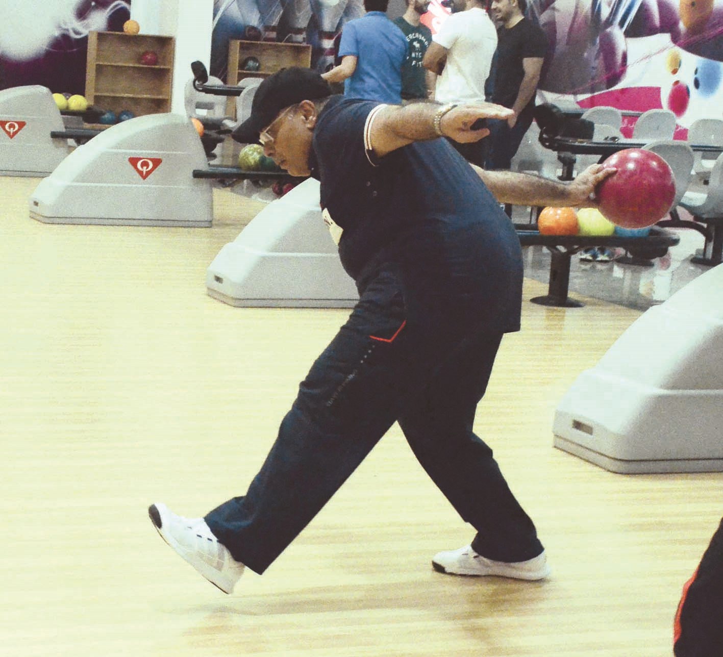 ...ويمارس هوايته في لعب البولينغ