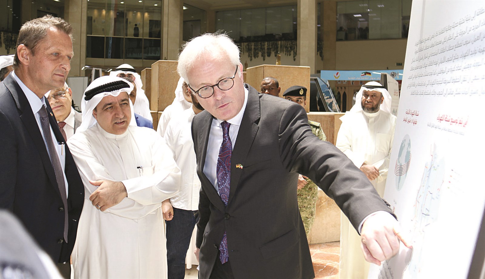 تسيتل يشرح لبوشهري إحدى آليات الطاقة المتجددة