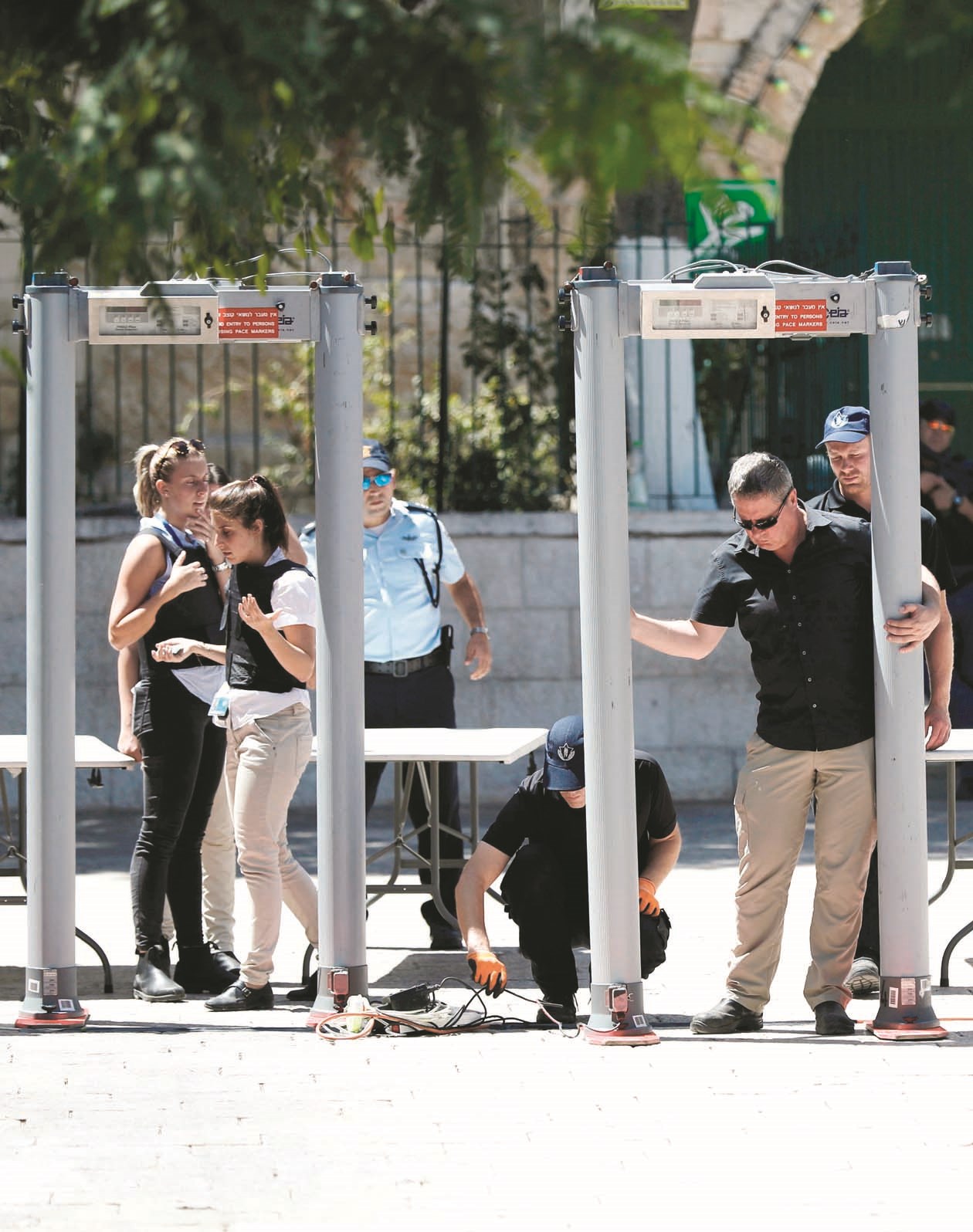 u0639u0646u0627u0635u0631 u0645u0646 u0627u0644u0634u0631u0637u0629 u0627u0644u0625u0633u0631u0627u0626u064au0644u064au0629 u064au062bu0628u062au0648u0646 u0623u062cu0647u0632u0629 u0627u0644u0643u0634u0641 u0639u0646 u0627u0644u0645u0639u0627u062fu0646 u0623u0645u0627u0645 u0625u062du062fu0649 u0628u0648u0627u0628u0627u062a u0627u0644u0645u0633u062cu062f u0627u0644u0623u0642u0635u0649 u0627u0644u0645u0628u0627u0631u0643 (u0627 u0641 u0628)