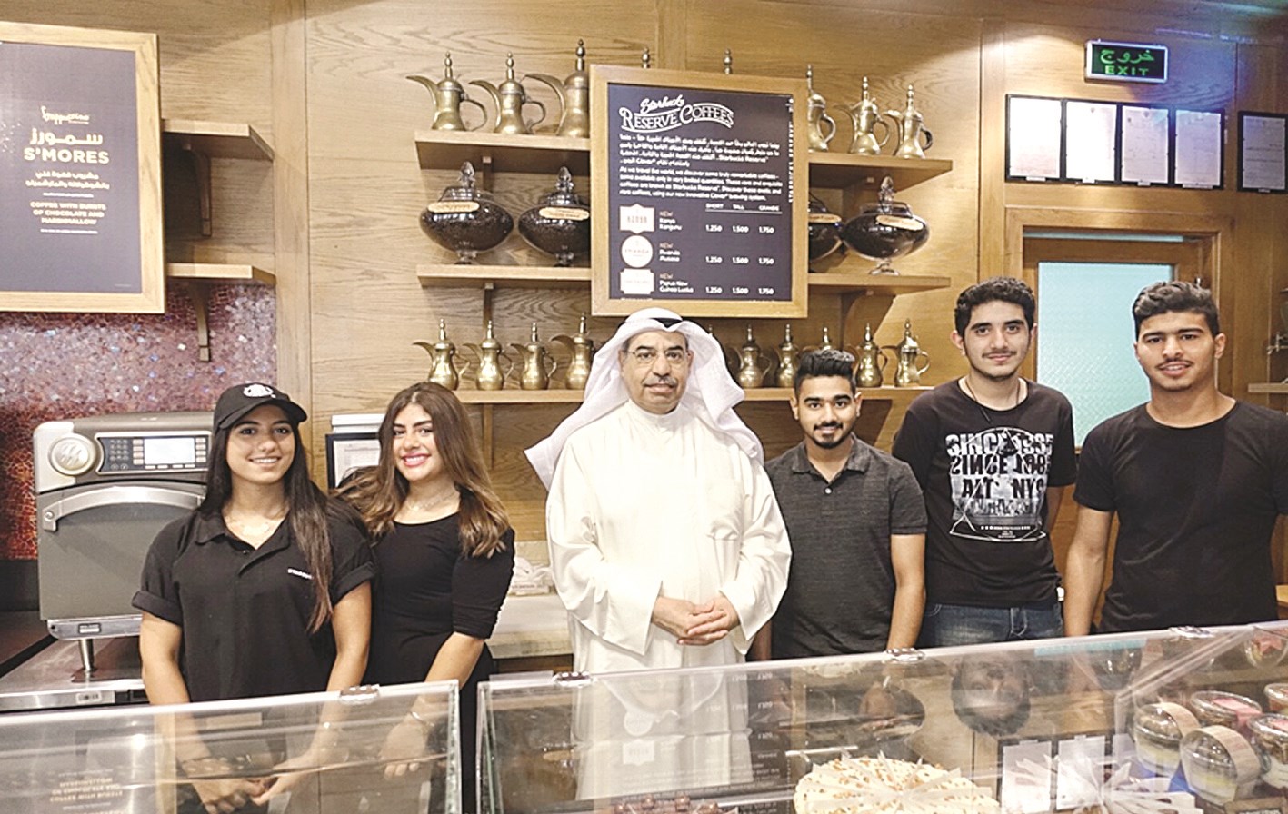 المجدلي وعدد من الطلبة المتدربين