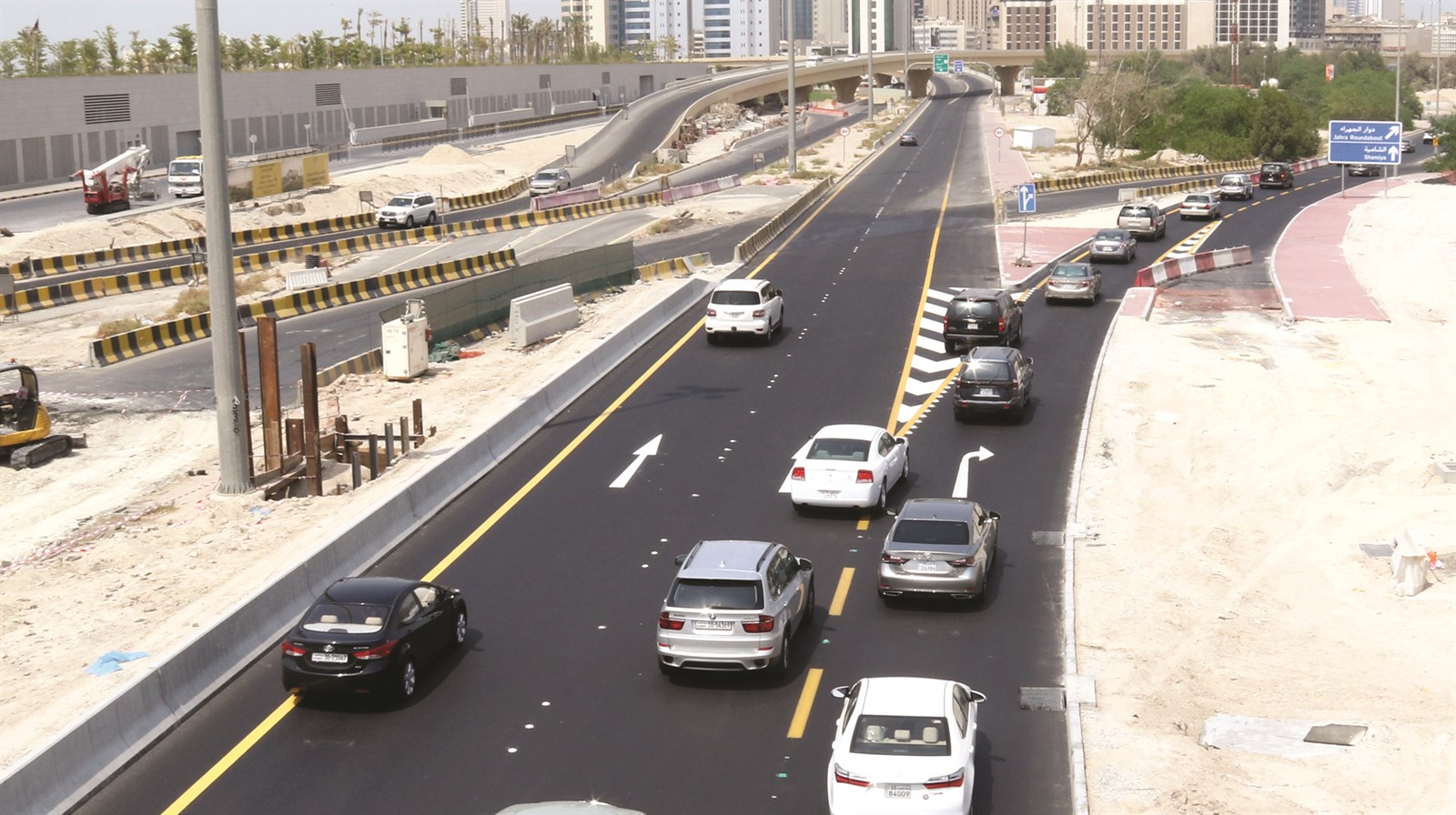 هنا عنق الزجاجة... كل السيارات تمر من حارة واحدة!  (تصوير أسعد عبدلله)