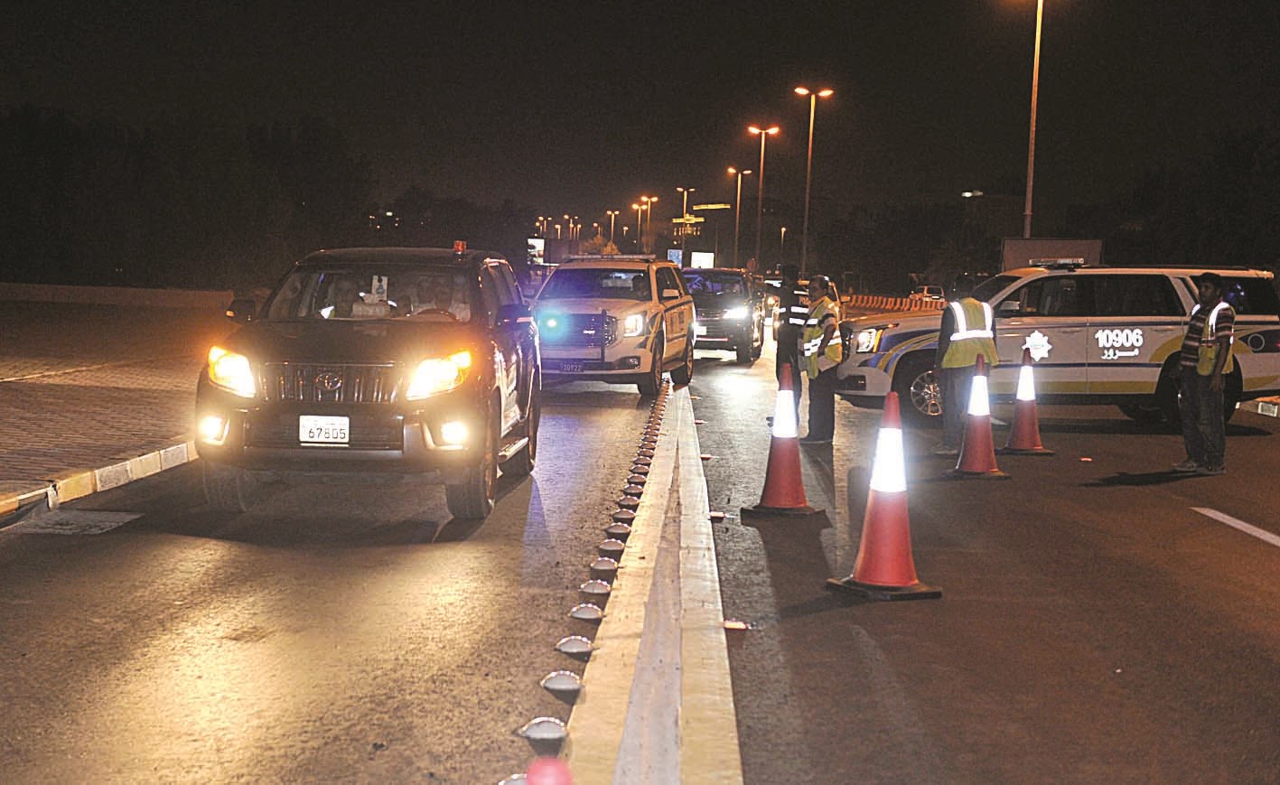 رجال المرور يحوّلون السير لفك الاختناقات   (تصوير سعد هنداوي)