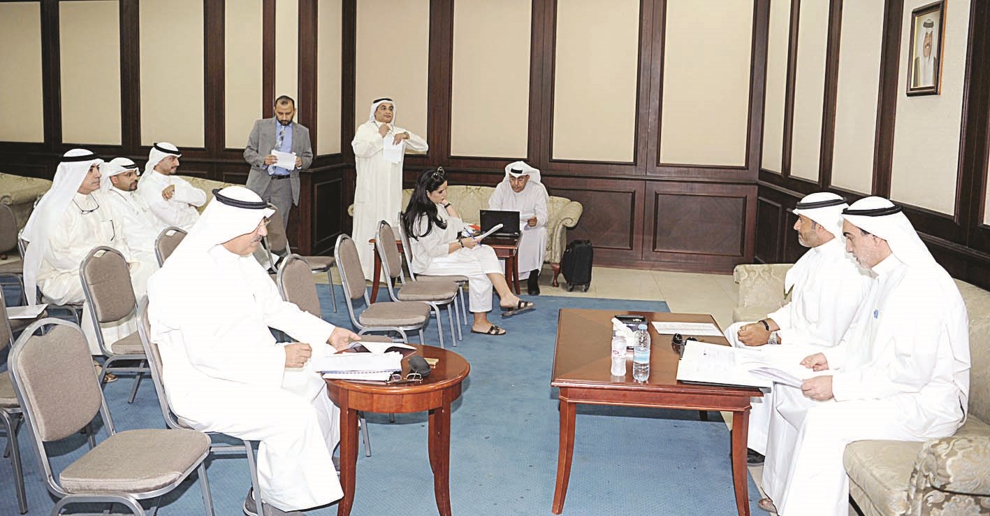 u0627u0644u0645u0637u0648u0639 u0645u062au062du062fu0651u062bu0627u064b u0625u0644u0649 u0627u0644u0645u0633u0627u0647u0645u064au0646 (u062au0635u0648u064au0631 u0637u0627u0631u0642 u0639u0632u0627u0644u062fu064au0646)