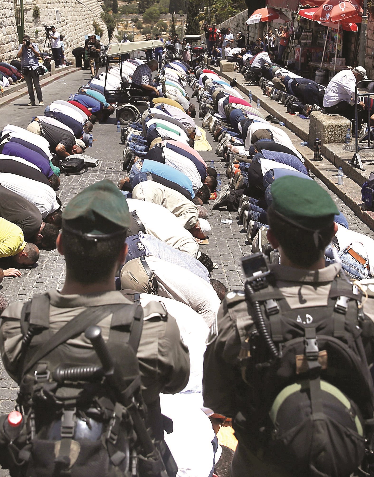 u0627u0644u0645u0642u062fu0633u064au0648u0646 u064au0624u062fu0648u0646 u0627u0644u0635u0644u0627u0629 u0623u0645u0627u0645 u0625u062du062fu0649 u0628u0648u0627u0628u0627u062a u0627u0644u0645u0633u062cu062f u0627u0644u0623u0642u0635u0649 u0631u0641u0636u0627u064b u0644u0644u0625u062cu0631u0627u0621u0627u062a u0627u0644u0625u0633u0631u0627u0626u064au0644u064au0629 u0644u0644u064au0648u0645 u0627u0644u062bu0627u0644u062b u0639u0644u0649 u0627u0644u062au0648u0627u0644u064a   (u0627 u0641 u0628)