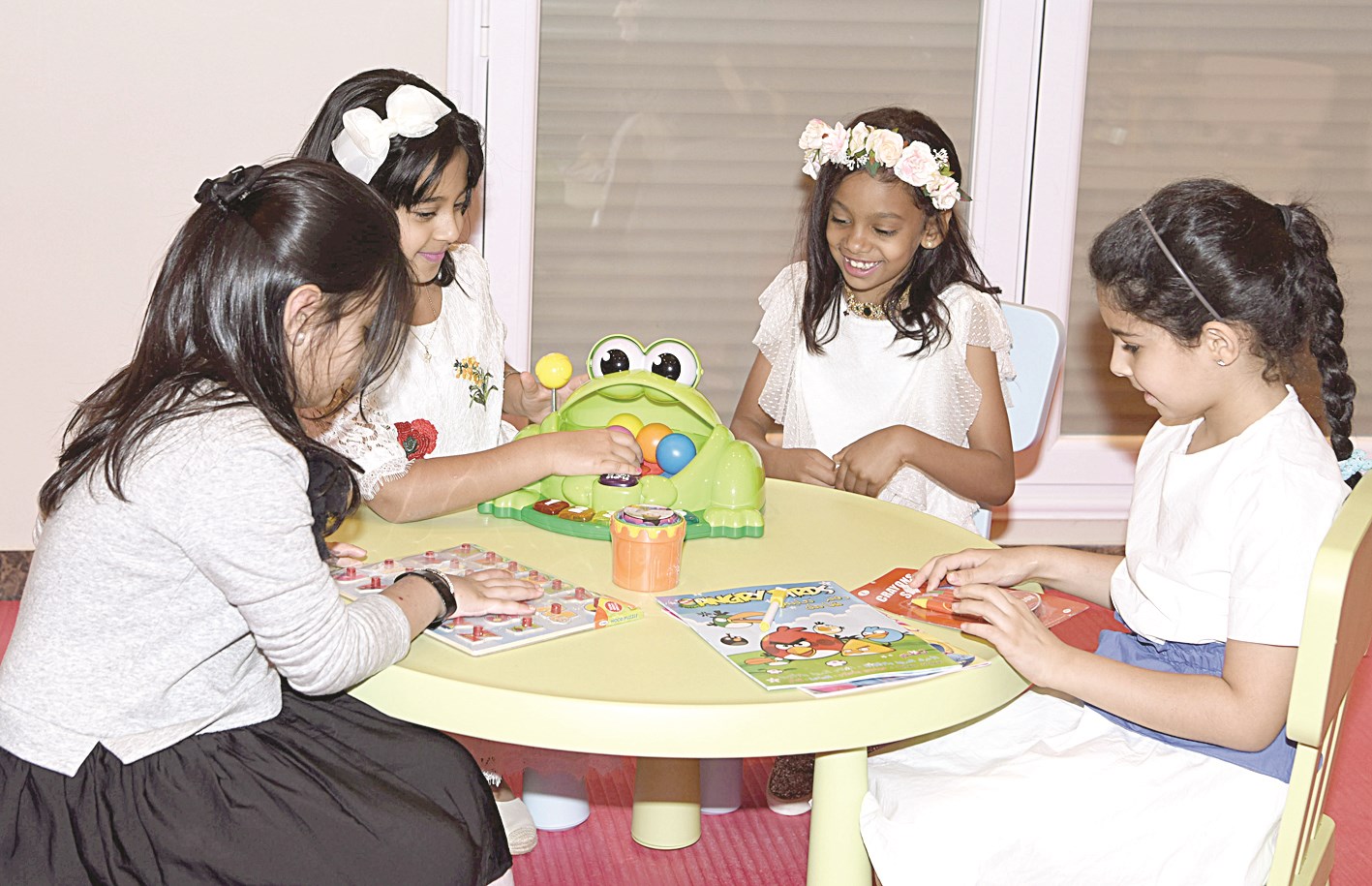 فتيات في المركز