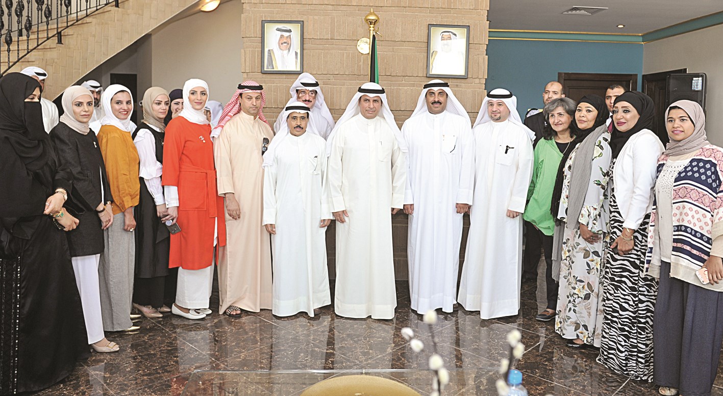 الوزير متوسطاً العاملين في المركز