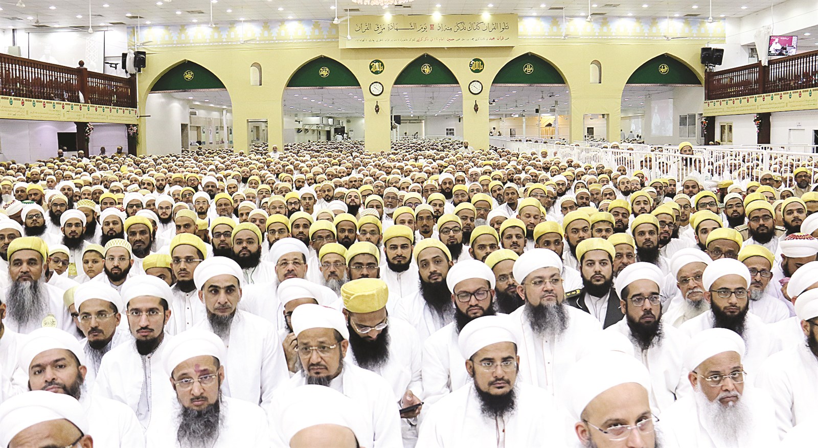 جمع من الحضور