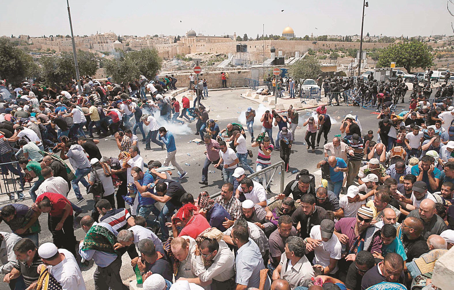 u0642u0646u0627u0628u0644 u0627u0644u063au0627u0632 u0627u0644u0645u0633u064au0644 u0644u0644u062fu0645u0648u0639 u062au062au0633u0627u0642u0637 u0639u0644u0649 u0645u062cu0645u0648u0639u0629 u0645u0646 u0627u0644u0641u0644u0633u0637u064au0646u064au064au0646 u0641u064a u0645u062du064au0637 u0627u0644u0645u0633u062cu062f u0627u0644u0623u0642u0635u0649 u0628u0639u062f u0635u0644u0627u0629 u0627u0644u062cu0645u0639u0629 (u0627 u0641 u0628)