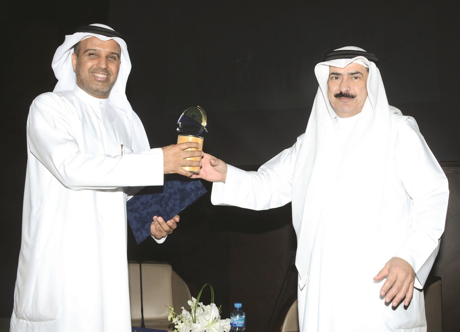 عادل العبدالجليل يكرم بدر الزوير