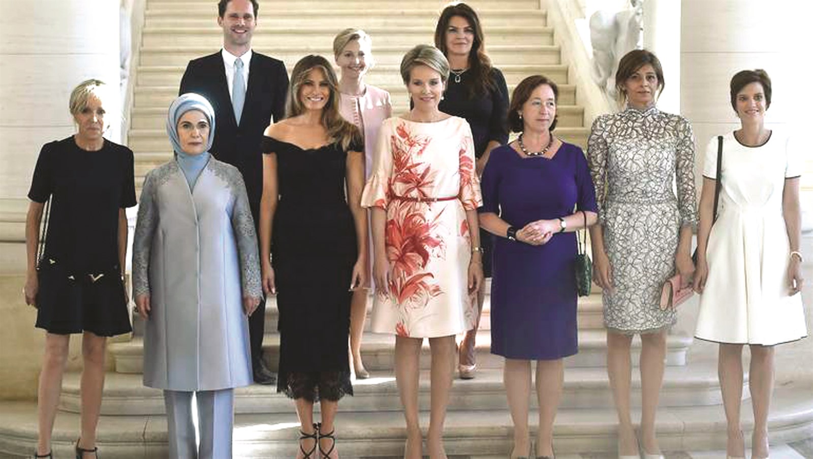 دستيناي لدى اصطفافه ضمن السيدات الأوليات في «الناتو»